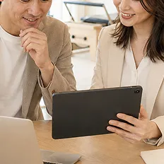 タブレットを見ながら打ち合わせする様子