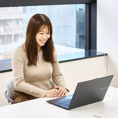 ノートパソコンで作業するスタッフ